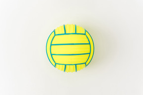 Farbenfroher volleyballball auf einem weißen hintergrund