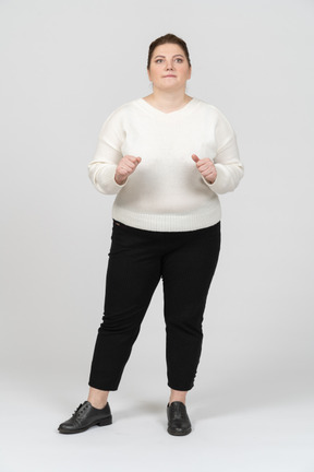 Mujer de talla grande en suéter blanco posando