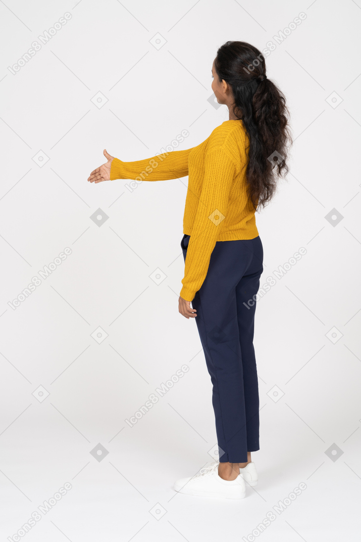一个穿着休闲服的女孩的侧视图，伸出一只手握手