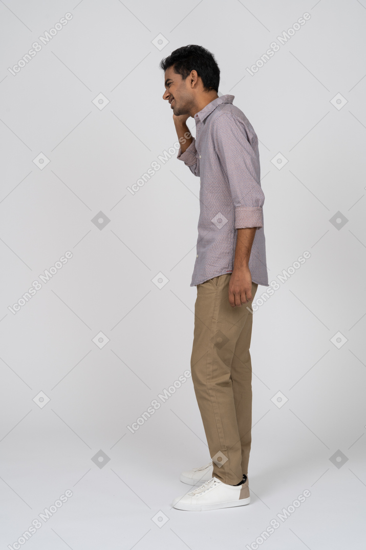 Homem em roupas casuais em pé