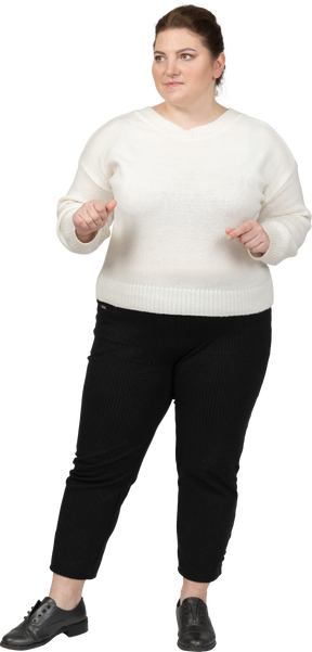 Mulher confiante plus size com suéter branco