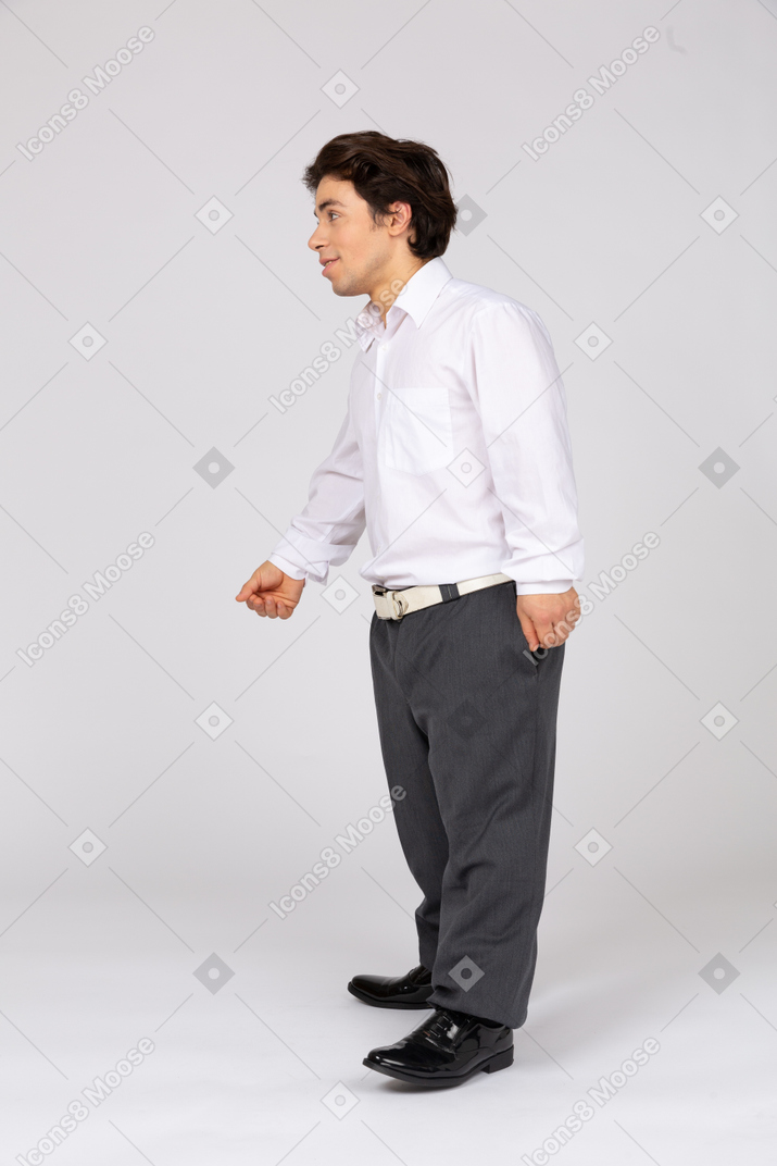Vista laterale di un uomo allegro in abiti casual da lavoro
