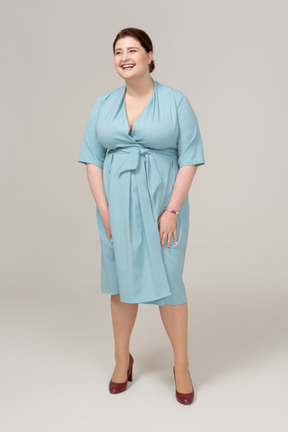 Vista frontal de uma mulher feliz em um vestido azul