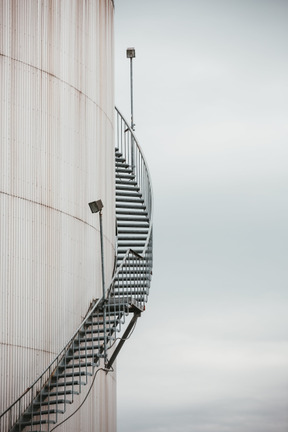 Un escalier circulaire extérieur