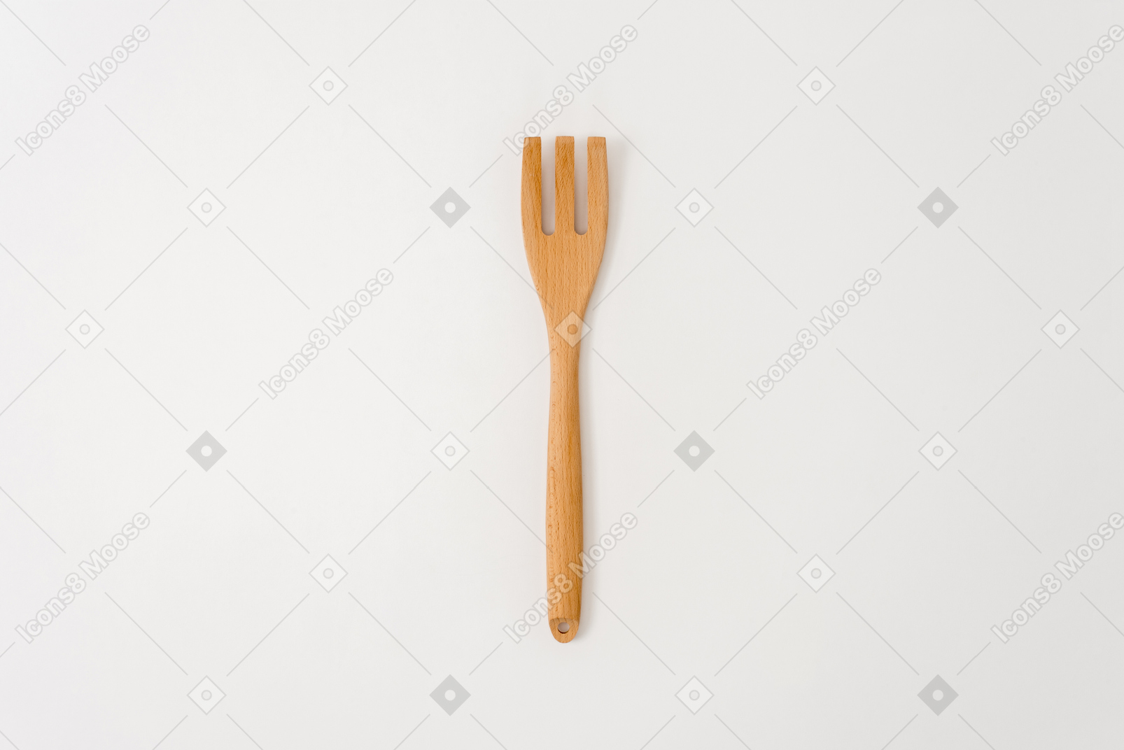 Forchetta di legno su sfondo bianco