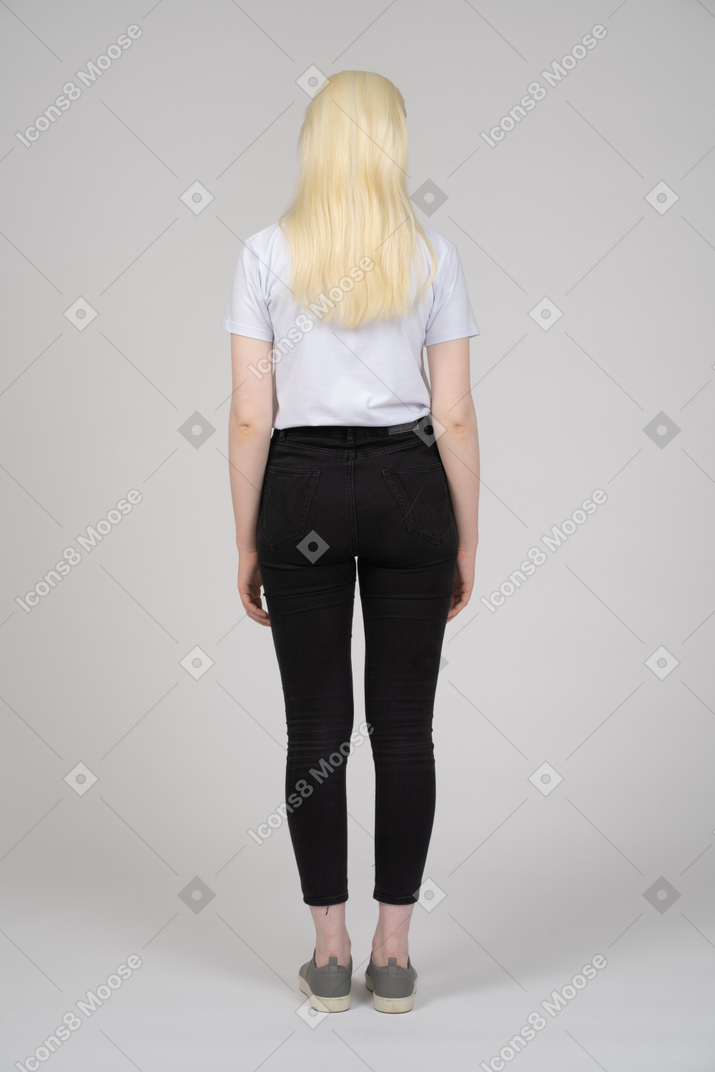 Вид сзади на длинноволосую девушку в повседневной одежде