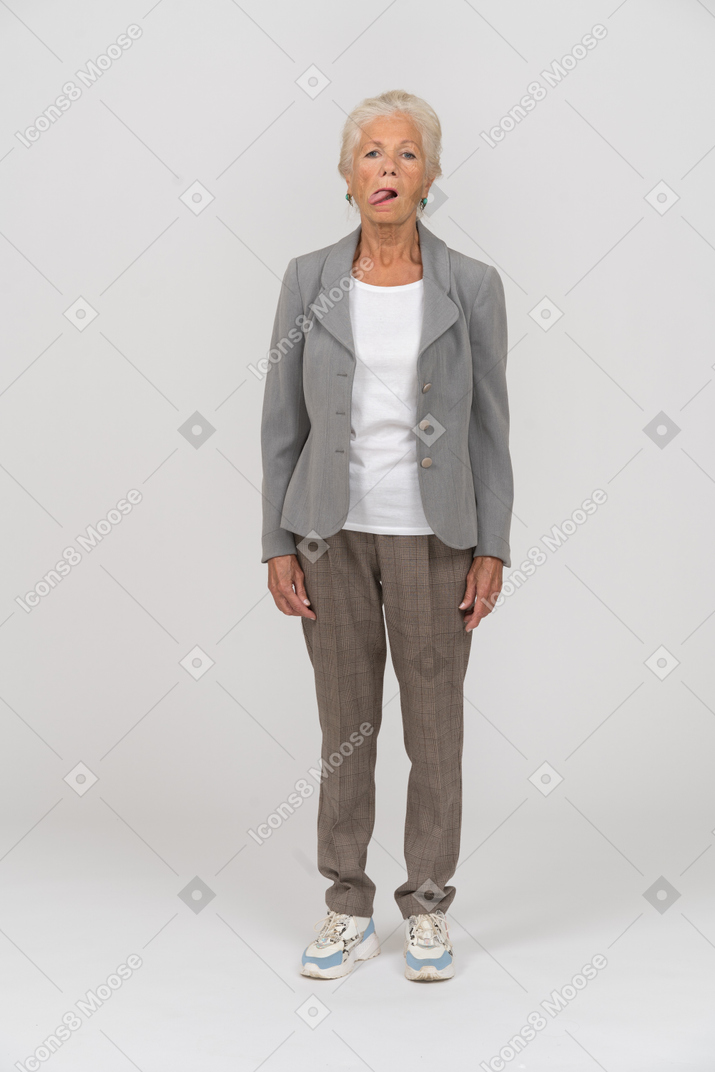 舌を示す老婦人の正面図