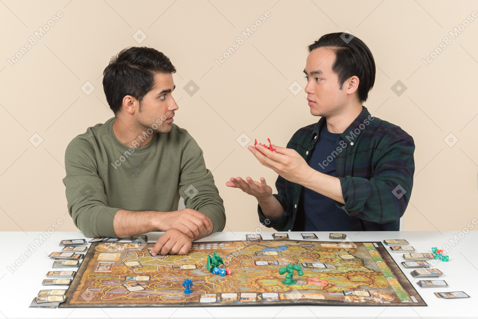 Amigos interraciales descubriendo algo mientras juegan juegos de mesa