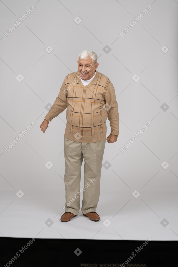 Вид спереди счастливого старика в повседневной одежде
