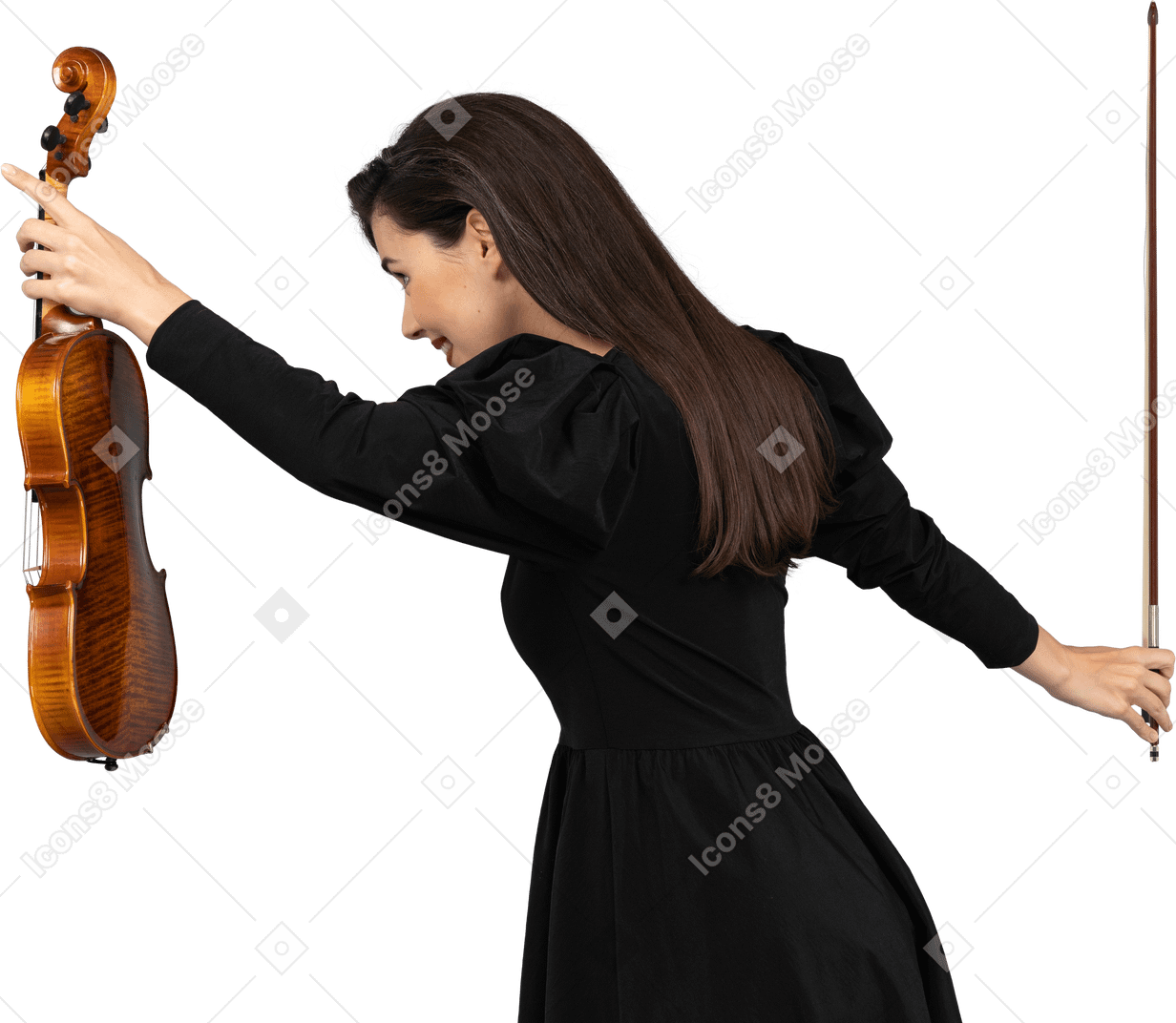 Dreiviertel-rückansicht einer geigenspielerin in schwarzem kleid, die einen bogen macht