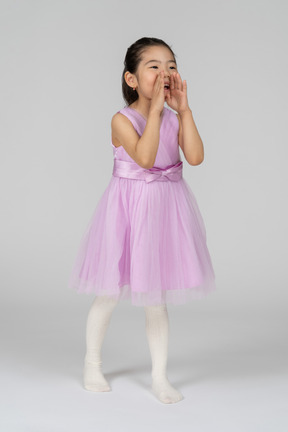 Petite fille en robe rose criant