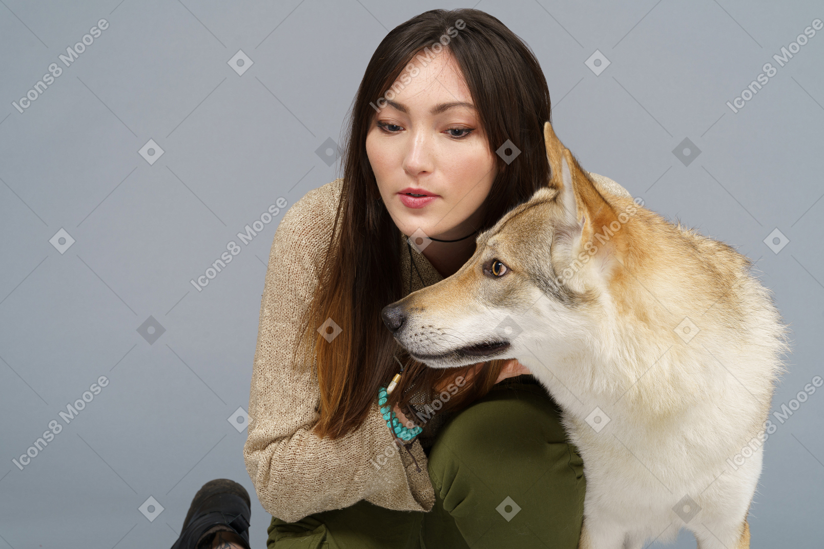 彼女の犬を見ている女性マスターのクローズアップ
