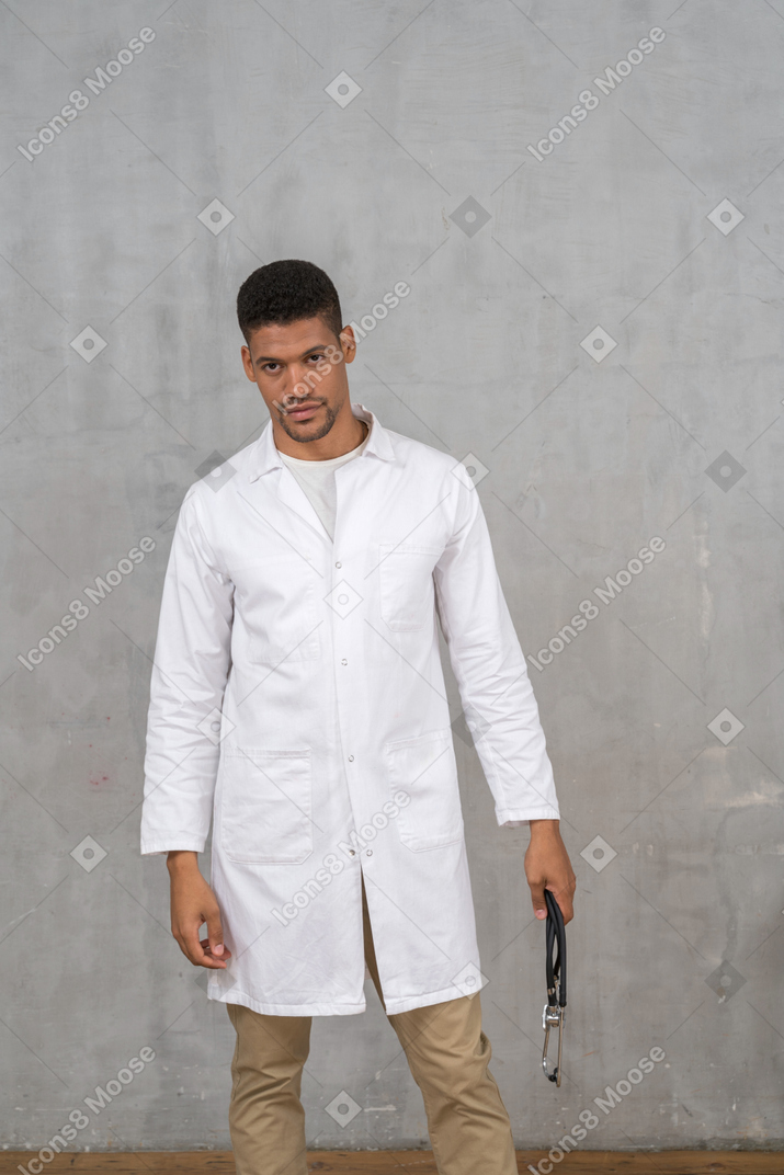Vue de face d'un médecin de sexe masculin avec stéthoscope