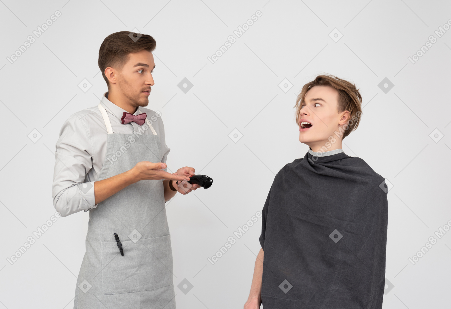 Ein junger friseur und sein klient