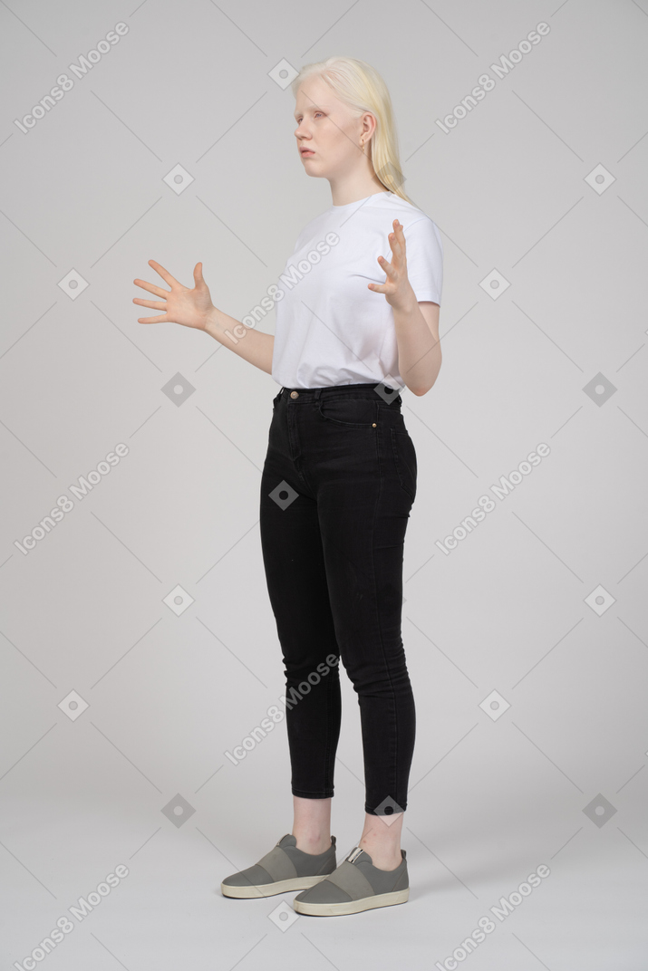 Giovane donna in abiti casual che gesturing