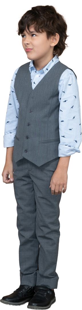 Vista frontal de un chico lindo en traje gris haciendo muecas