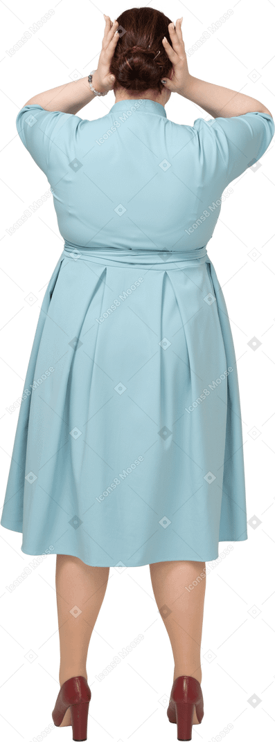 彼女の髪に触れている青いドレスを着た女性の背面図