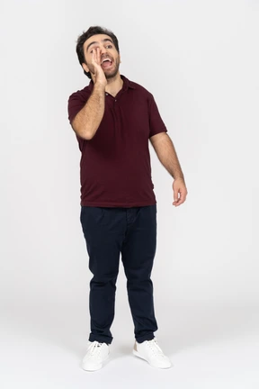 Hombre con ropa informal gritando en voz alta
