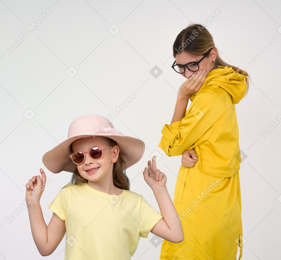Mãe olhando para sua escolha de moda filha