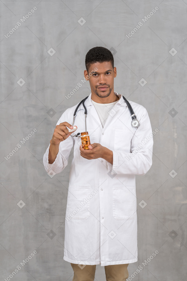 Jovem médico segurando um frasco de remédio