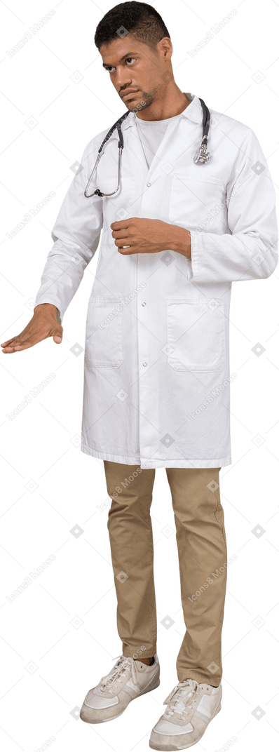 Трехчетвертное изображение молодого врача, показывающее размер чего-то