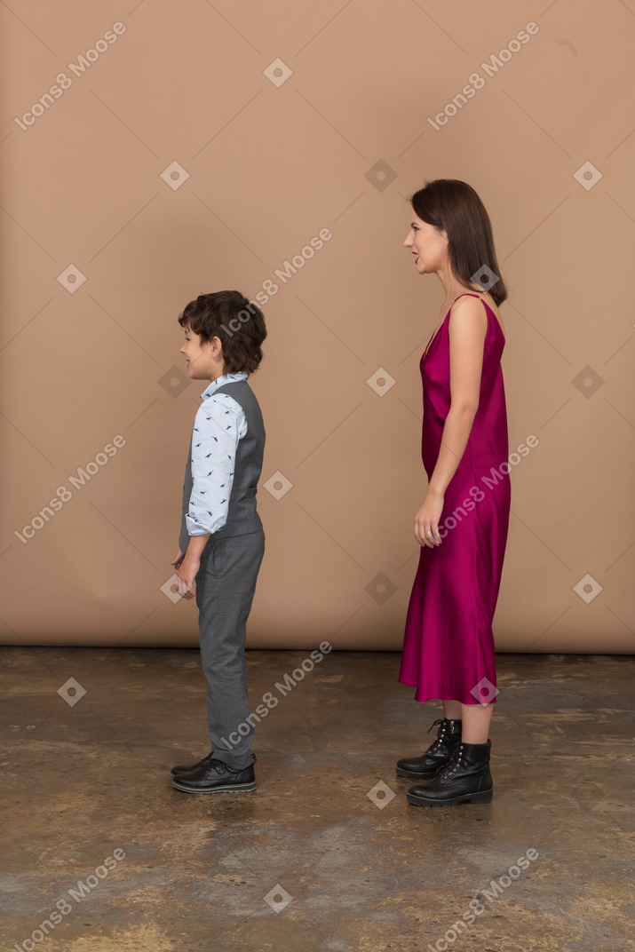 Niño y mujer, de pie, quieto, en, perfil