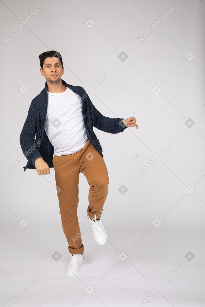 Homme en vêtements décontractés dansant
