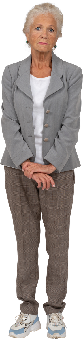 Вид спереди пожилой женщины в костюме, смотрящей в камеру