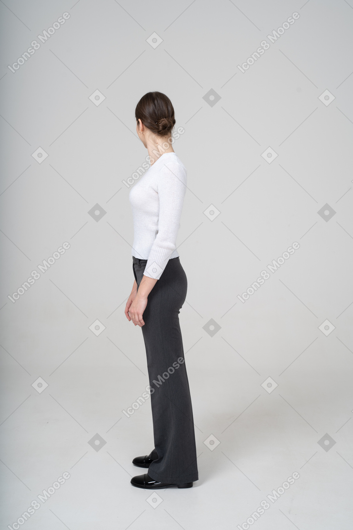 Vista lateral de uma mulher olhando para longe
