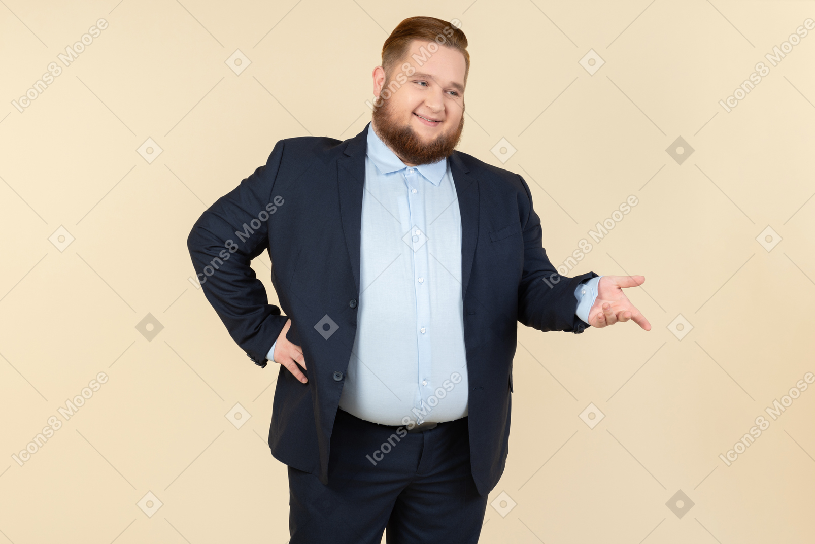 Jovem homem com excesso de peso no terno rindo
