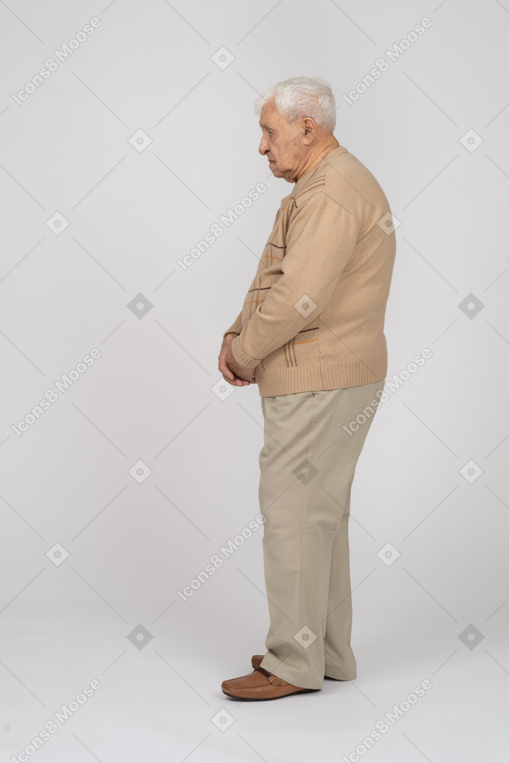 一位穿着休闲服的老人静止不动的侧视图