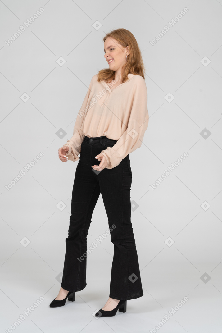 Женщина в красивой блузке стоя