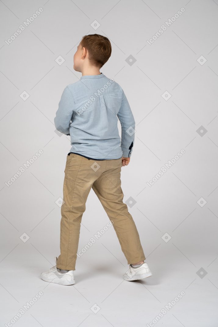 歩いている少年の背面図
