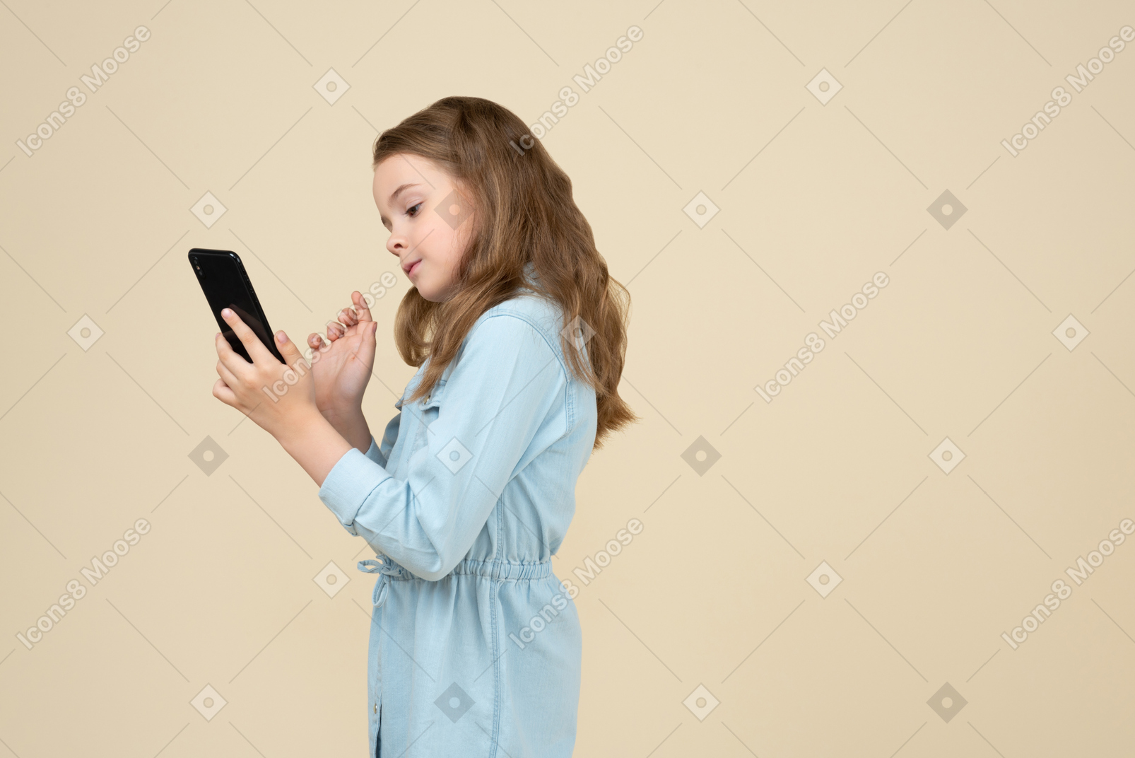 Linda niña haciendo un selfie