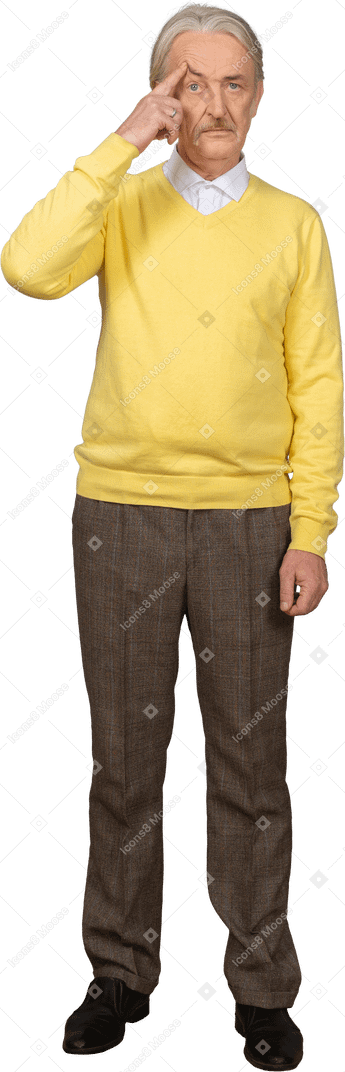 노란색 스웨터를 입고 이마를 만지고 늙은 사려 깊은 남자의 전면보기