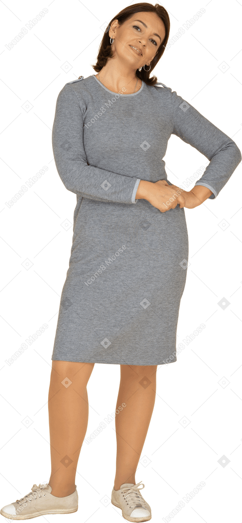 Vista frontal de uma mulher de vestido cinza