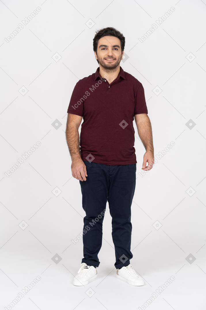 Un jeune homme souriant portant des vêtements décontractés