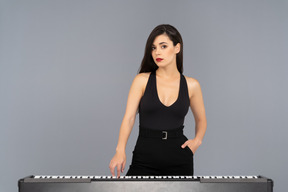 Mulher bonita posando ao lado de um piano