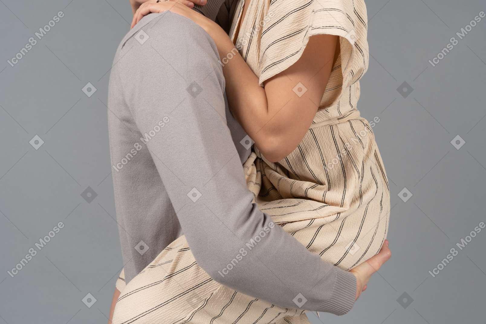 Hombre sosteniendo a su novia en sus brazos