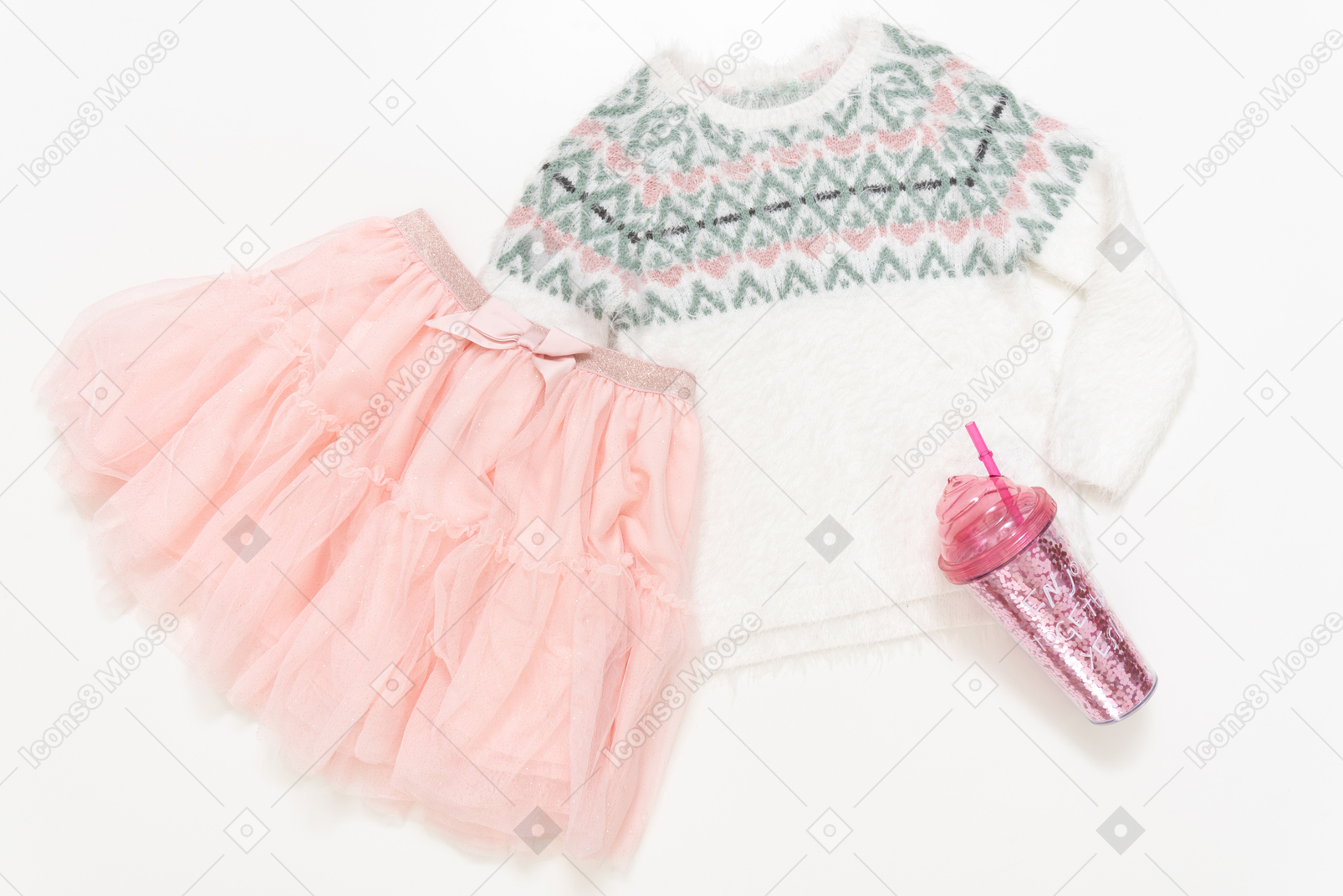 ピンクのスカート、白いセーター、ピンクのプラスチックガラス