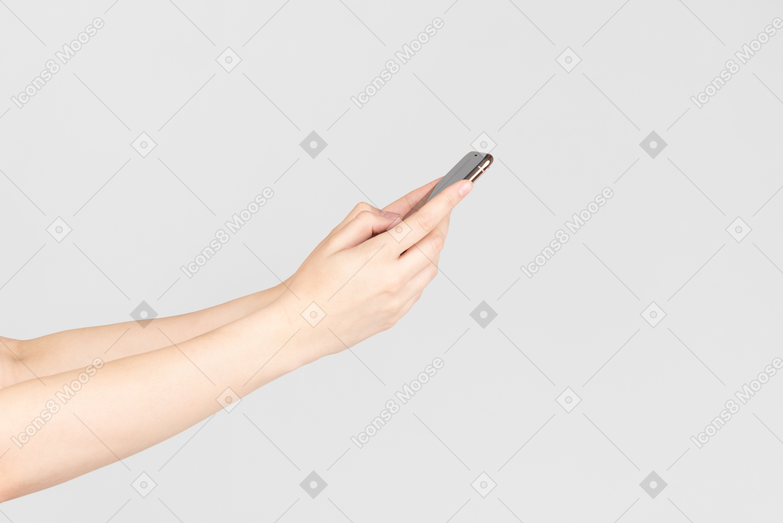スマートフォンを保持している女性の手