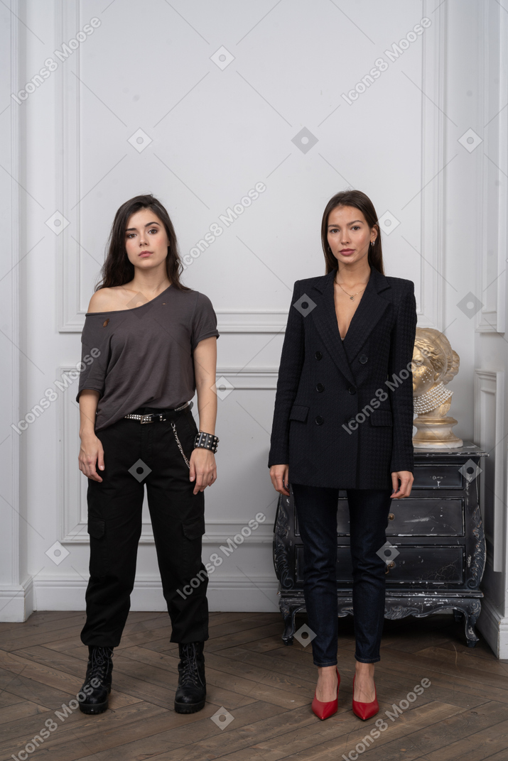 Vista frontal de duas mulheres