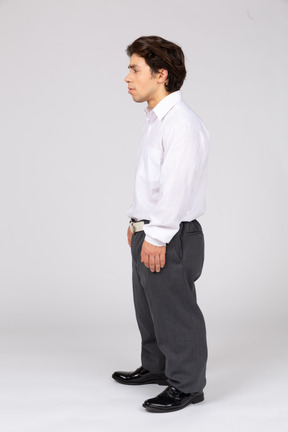 Vue de profil d'un jeune homme en costume de bureau