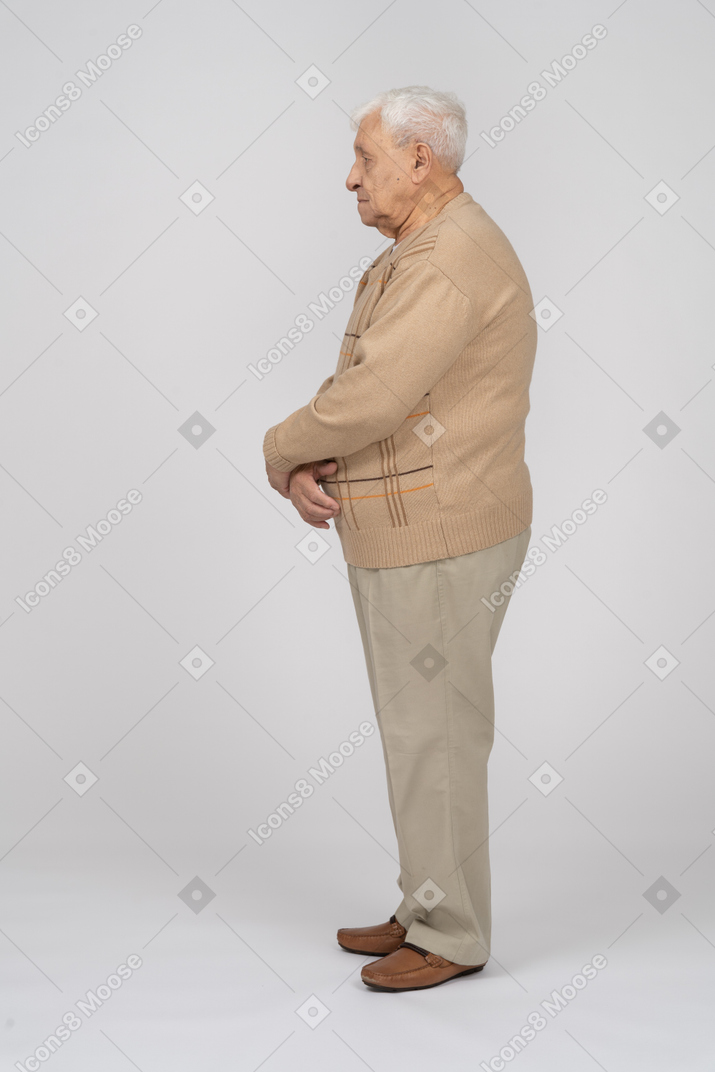 一位穿着休闲服的老人的侧视图