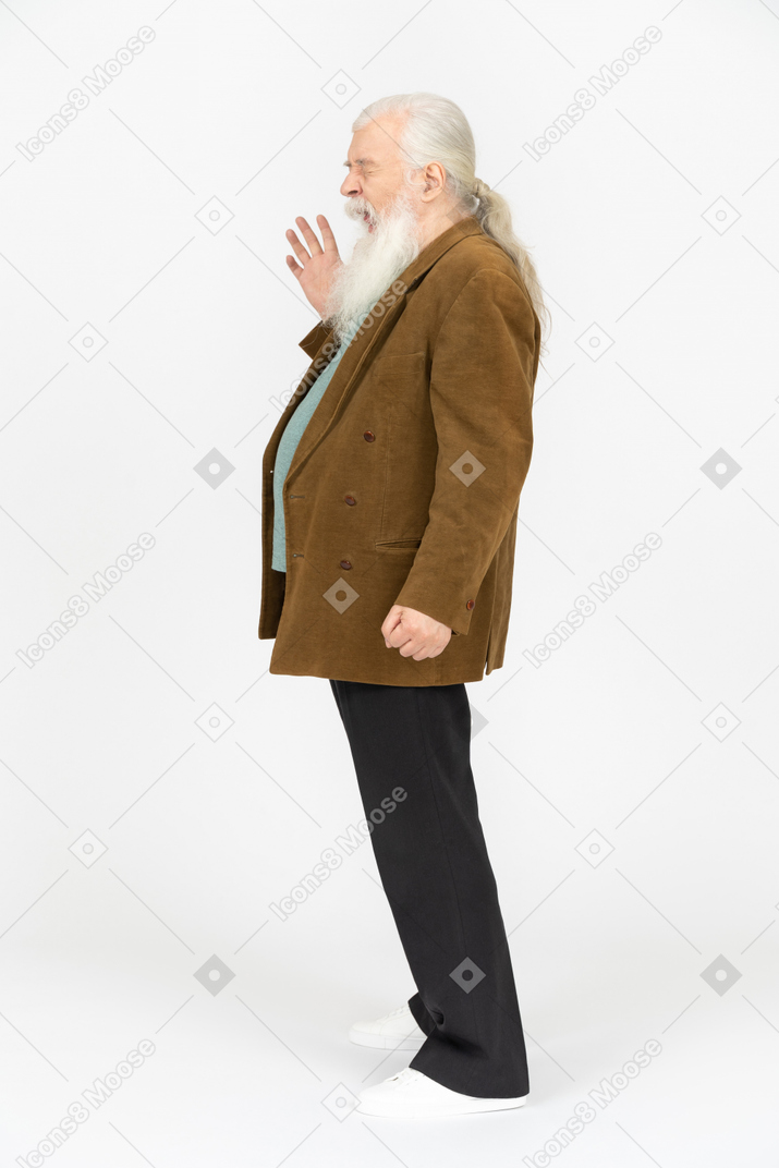 Vista lateral de um homem idoso bocejando e apertando os olhos