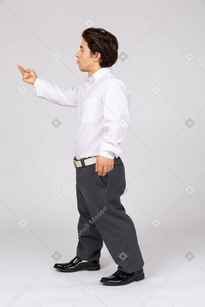 Vista lateral de un empleado apuntando hacia arriba con dos dedos