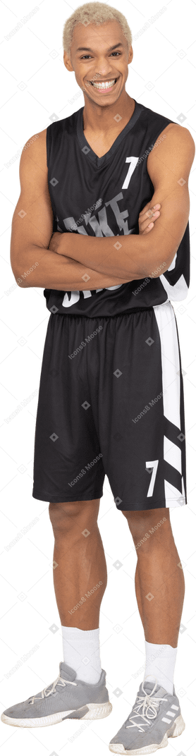 一个微笑的年轻男篮球运动员交叉双臂的看法