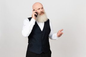 Homem envelhecido parece totalmente envolvido em conversa telefônica