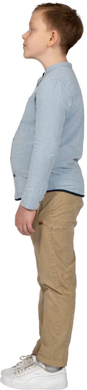 Ragazzo carino in piedi di profilo