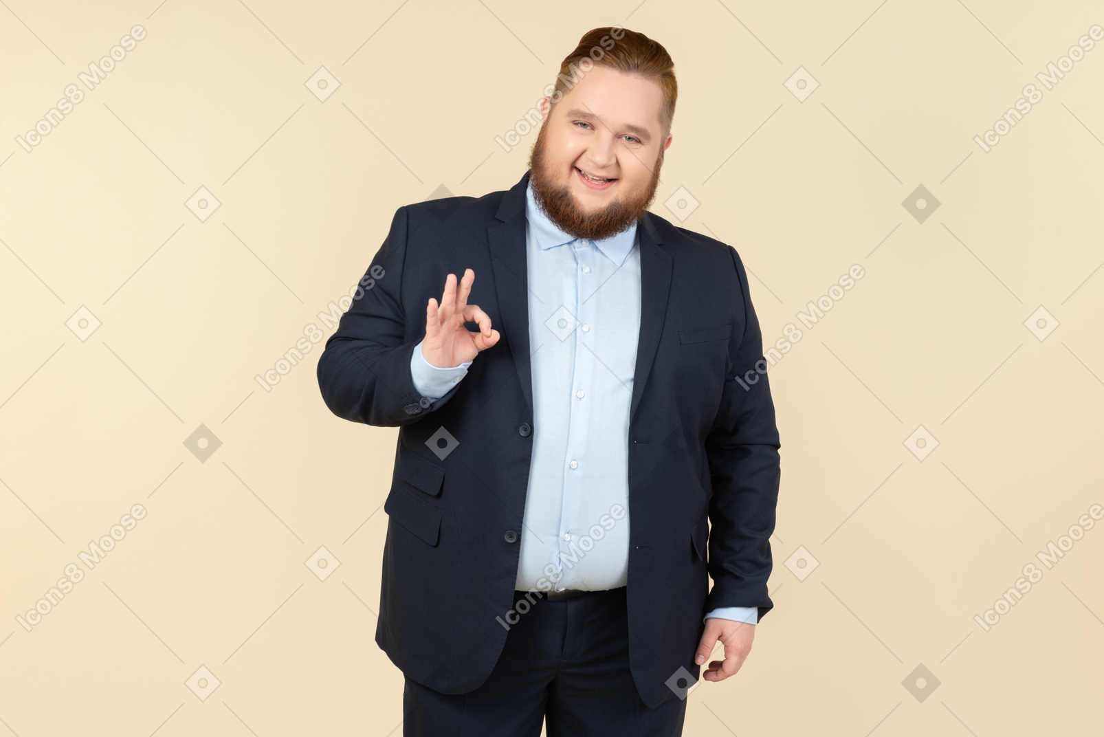 Jovem homem com excesso de peso no fato mostrando sinal de ok